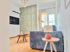 Stylish Artistic Flat with view, three min to metro